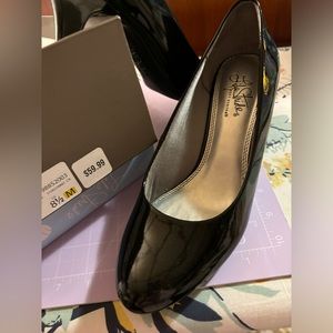 Life stride 8.5 black patent low heel.